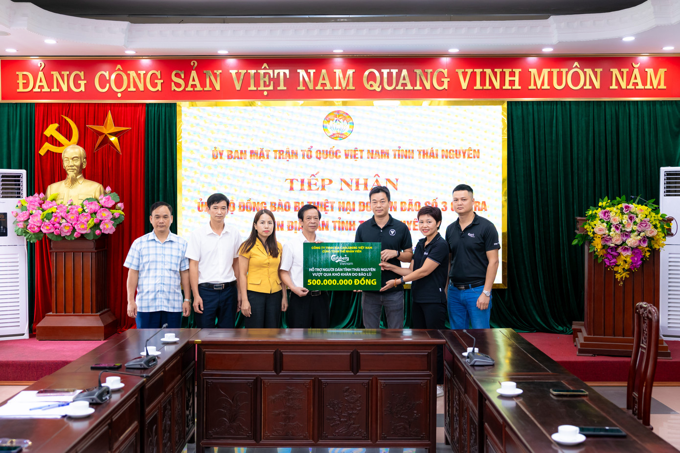 Ông Bùi Hữu Quang - Giám đốc chiến lược cấp cao (thứ 3 bên phải) và đại diện công đoàn Carlsberg trao số tiền 500 triệu hỗ trợ người dân Thái Nguyên sau bão lũ