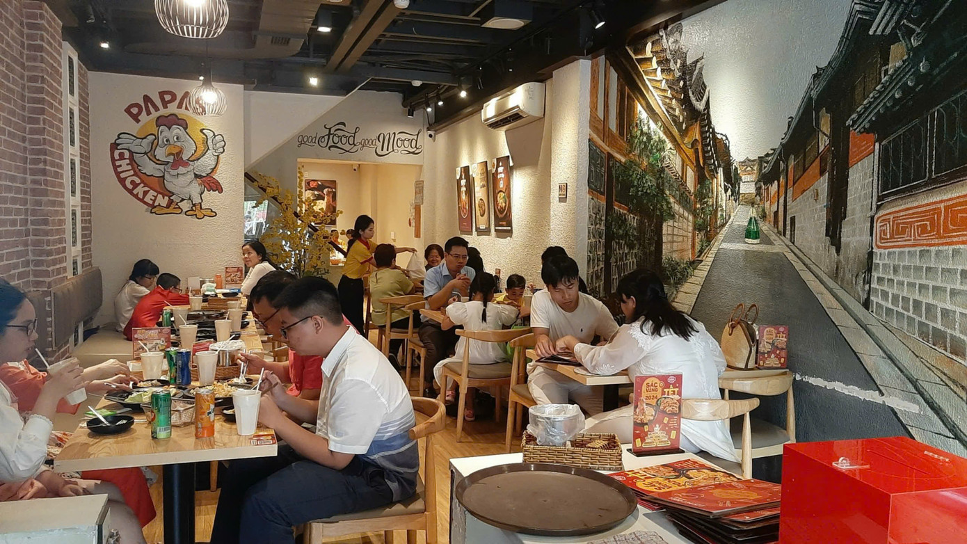 Các món ăn hấp dẫn gen Z tại cửa hàng Thương xá TAX 45 Nguyễn Huệ, Q1 như gà rán, bánh gạo, cơm trộn, mì Ý.. Ảnh: SATRA Các món ăn hấp dẫn gen Z tại cửa hàng Thương xá TAX 45 Nguyễn Huệ, Q1 như gà rán, bánh gạo, cơm trộn, mì Ý.. Ảnh: SATRA