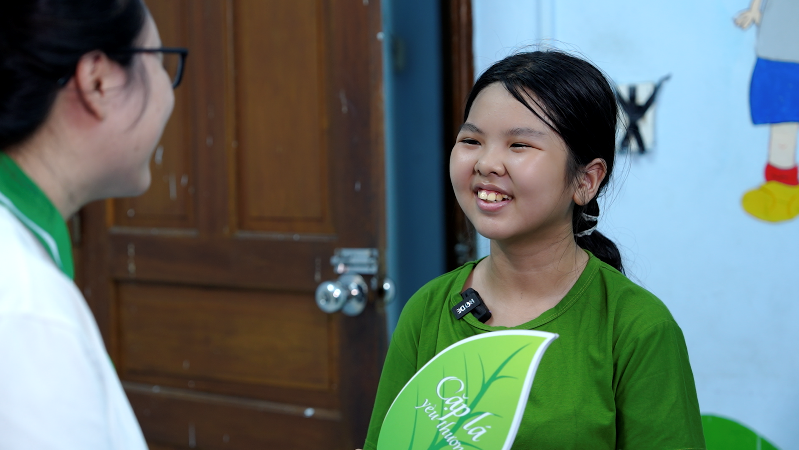 Bé Duyên hạnh phúc khi nhận suất học bổng trị giá 50 triệu đồng từ chương trình “Cặp lá yêu thương” và FE CREDIT. Ảnh: FE CREDIT Bé Duyên hạnh phúc khi nhận suất học bổng trị giá 50 triệu đồng từ chương trình “Cặp lá yêu thương” và FE CREDIT. Ảnh: FE CREDIT