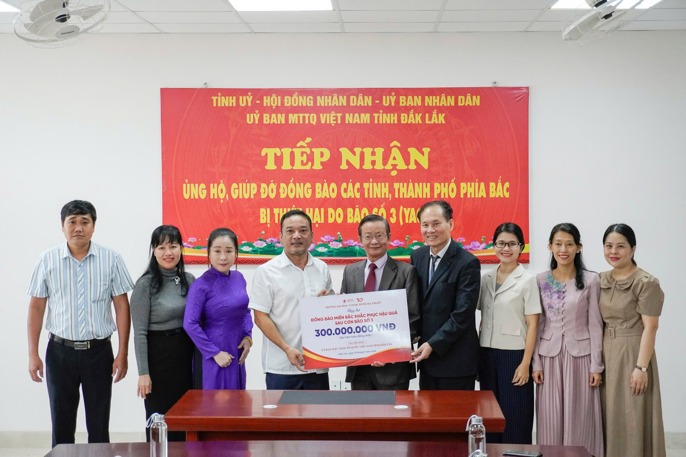 Đại diện Ban lãnh đạo Trường Đại học Y Dược Buôn Ma Thuột trao số tiền 300 triệu đồng đến Ủy ban Mặt trận Tổ quốc Việt Nam tỉnh Đắk Lắk gửi đến ủng hộ đồng bào miền Bắc bị ảnh hưởng bởi bão lũ