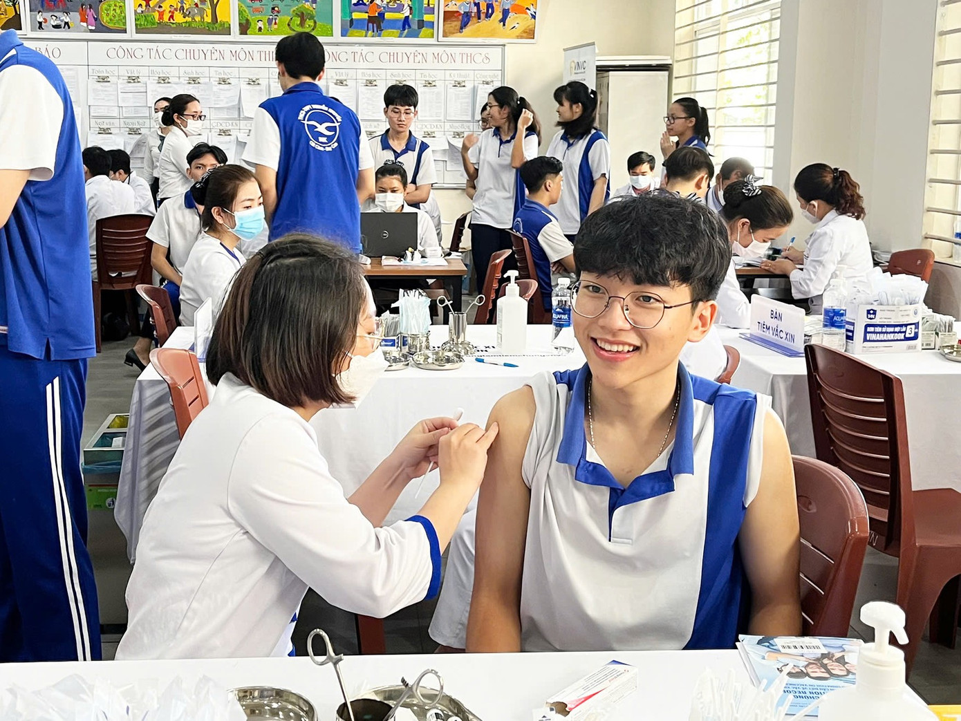 VNVC thực hiện tiêm vắc xin lưu động tại trường học với đội ngũ giám sát, quản lý chất lượng nghiêm ngặt như tại trung tâm VNVC.