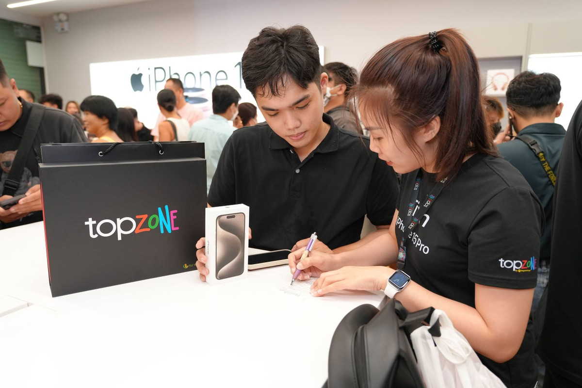 TopZone đã xây dựng được niềm tin trong lòng người tiêu dùng nhờ luôn giao hàng đúng hẹn trong các lần mở bán iPhone trước TopZone đã xây dựng được niềm tin trong lòng người tiêu dùng nhờ luôn giao hàng đúng hẹn trong các lần mở bán iPhone trước