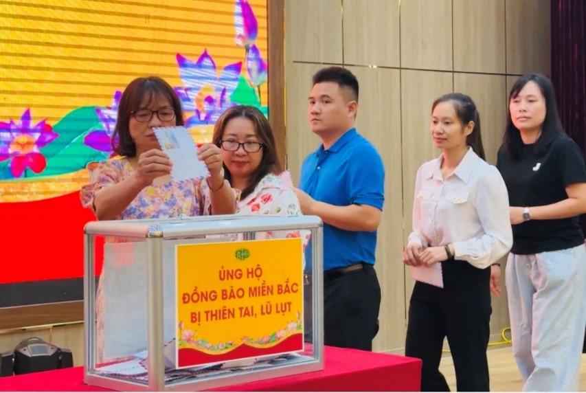 Cán bộ, giảng viên, công nhân viên hưởng ứng lời kêu gọi ủng hộ đồng bào bị thiên tai lũ, lụt