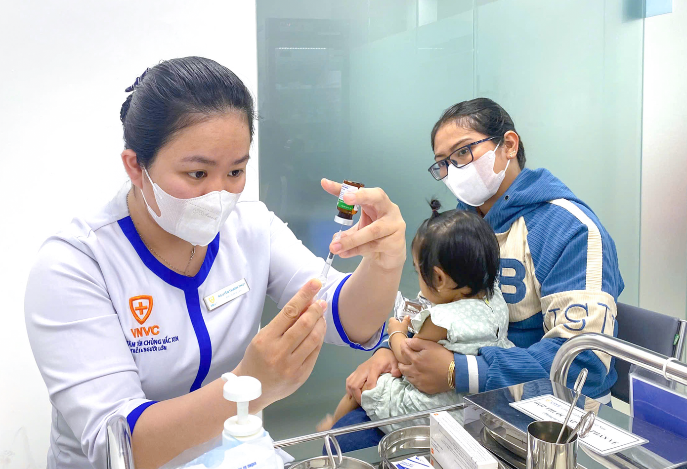 Nhiều phụ huynh đưa trẻ đến VNVC tiêm vắc xin sởi miễn phí từ ngày 16/9. Ảnh: Mộc Thảo