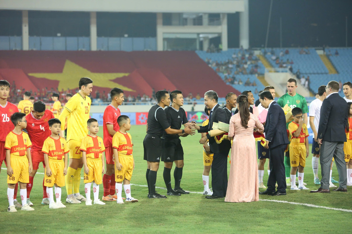 Đại diện Nhà tài trợ và Ban Tổ chức tặng hoa và động viên các cầu thủ hai đội Việt Nam – Nga tại trận khai mạc