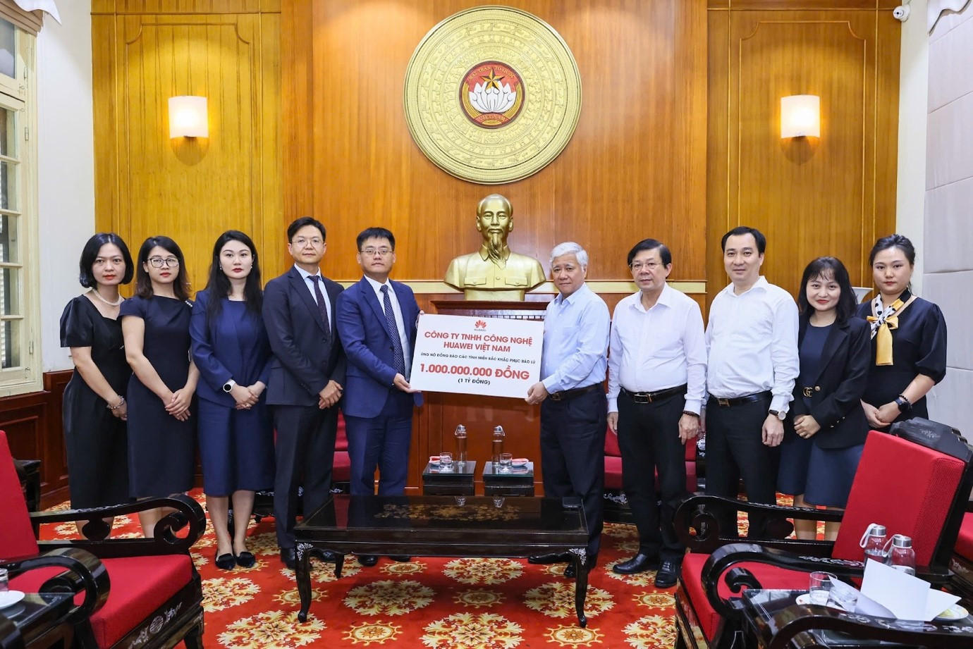 Ông Đỗ Văn Chiến - Chủ tịch Ủy ban Trung ương Mặt trận Tổ quốc Việt Nam đại diện tiếp nhận hỗ trợ từ Huawei Việt Nam Ông Đỗ Văn Chiến - Chủ tịch Ủy ban Trung ương Mặt trận Tổ quốc Việt Nam đại diện tiếp nhận hỗ trợ từ Huawei Việt Nam