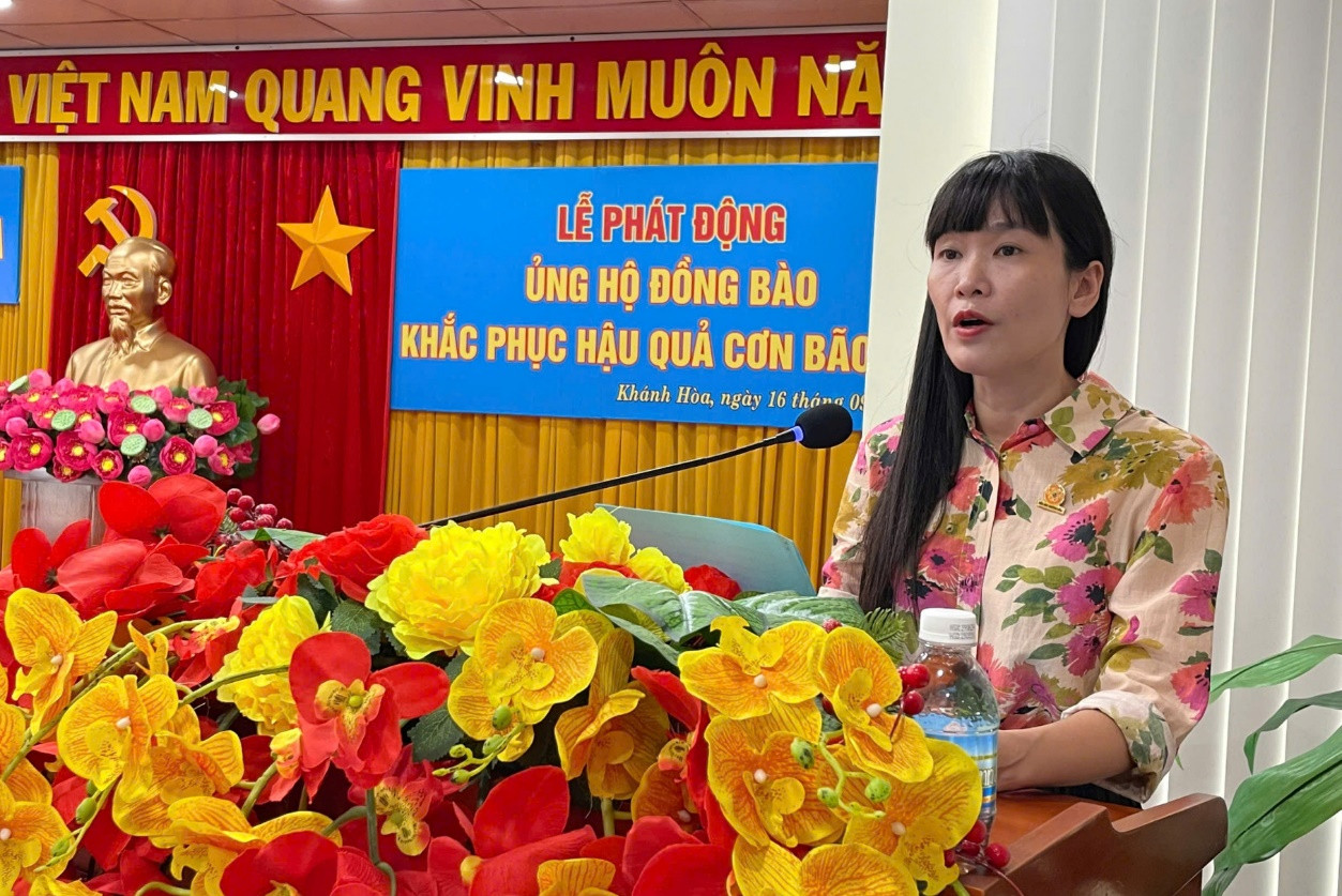 Bà Trịnh Thị Hồng Vân - Chủ tịch Hội đồng thành viên Công ty TNHH Nhà nước Một thành viên Yến sào Khánh Hòa phát động quyên góp.