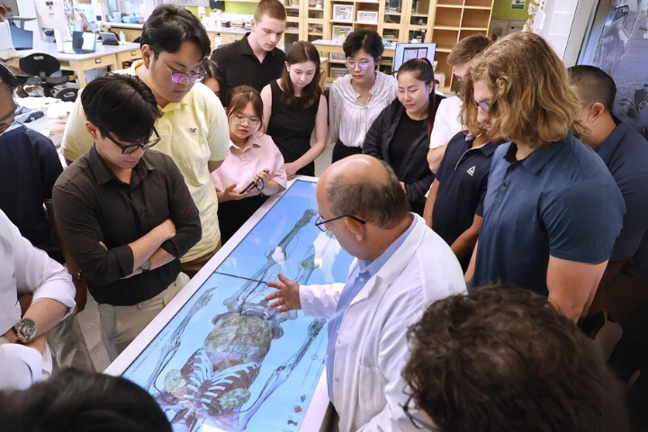 Sinh viên thực hành tại bàn Anatomage hiện đại