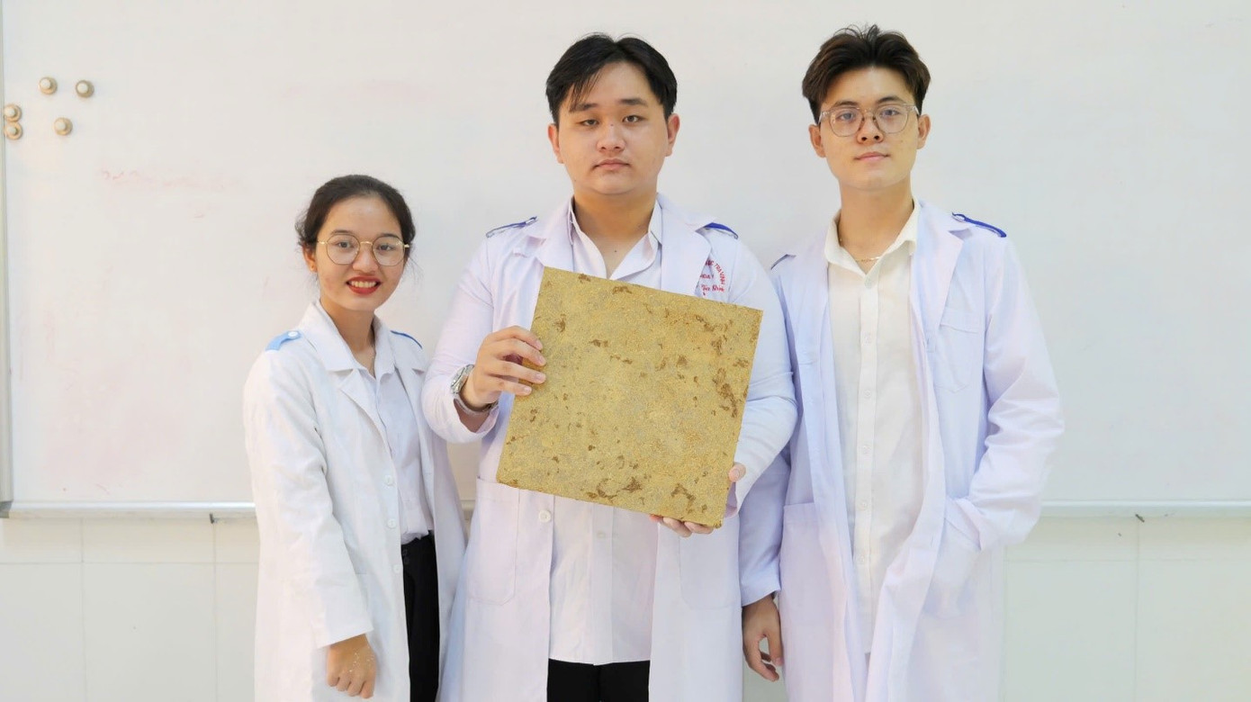 Nhóm dự án Gỗ nhân tạo từ rơm của sinh viên trường Đại học Trà Vinh.