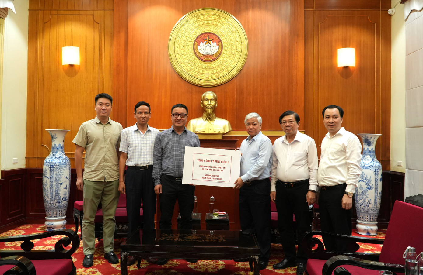 Ông Nguyễn Mạnh Huấn - Thành viên HĐTV EVNGENCO1 trao bảng tượng trưng 500 triệu đồng ủng hộ đồng bào bị thiệt hại do bão số 3 gây ra Ông Nguyễn Mạnh Huấn - Thành viên HĐTV EVNGENCO1 trao bảng tượng trưng 500 triệu đồng ủng hộ đồng bào bị thiệt hại do bão số 3 gây ra