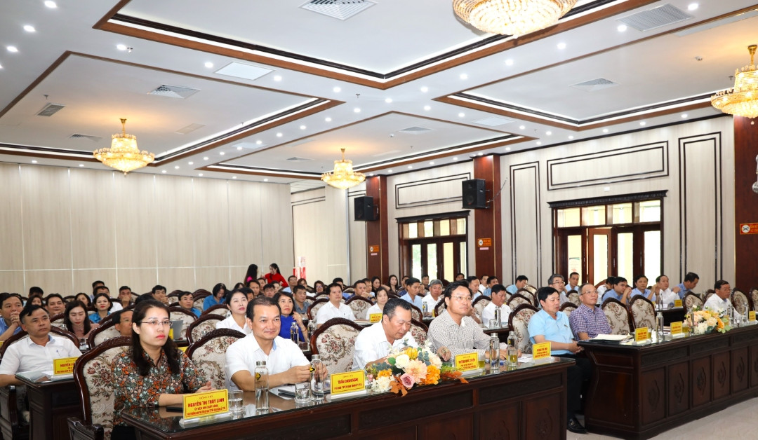 Các đại biểu và cán bộ các Chi, Đảng bộ cơ sở tham dự hội nghị