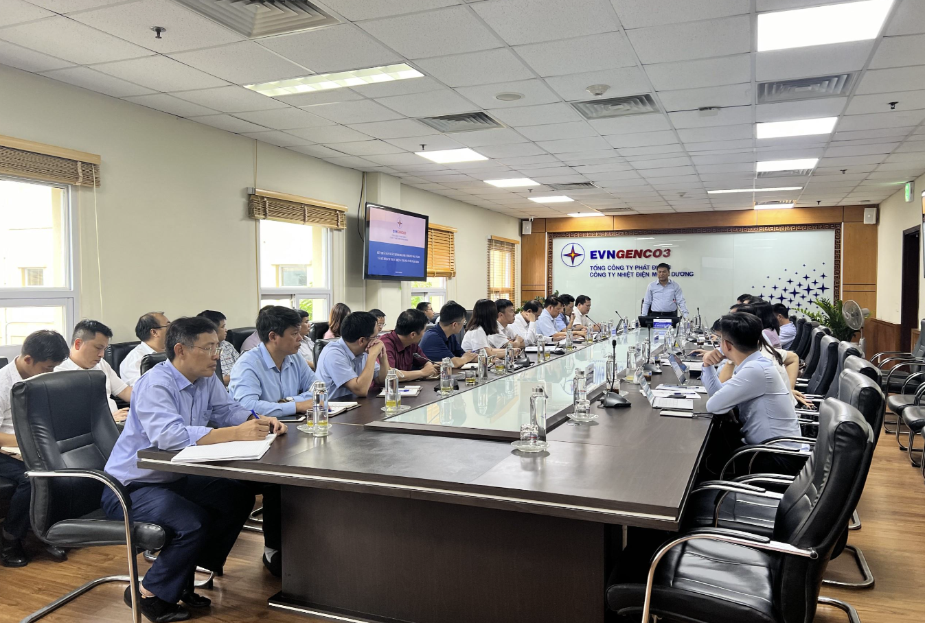 Đoàn làm việc của Tổng công ty Phát điện 3 tại Công ty Nhiệt điện Mông Dương