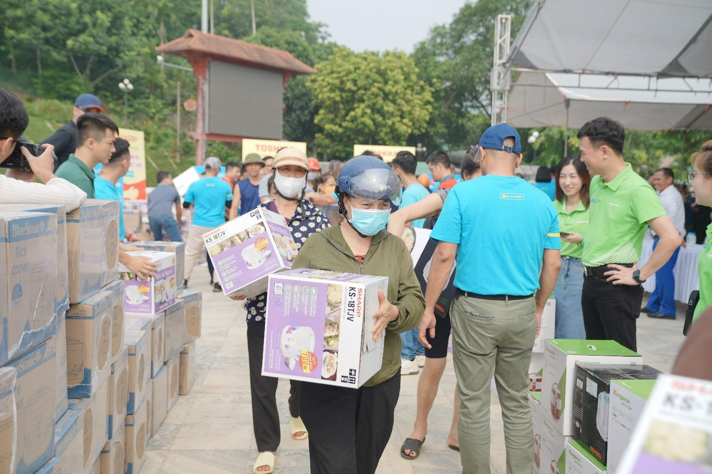 Món quà của Điện máy Xanh đã được trao đúng lúc, ngay thời điểm bà con cần kiến thiết lại cuộc sống sau những thiệt hại, mất mát của cơn bão vừa qua