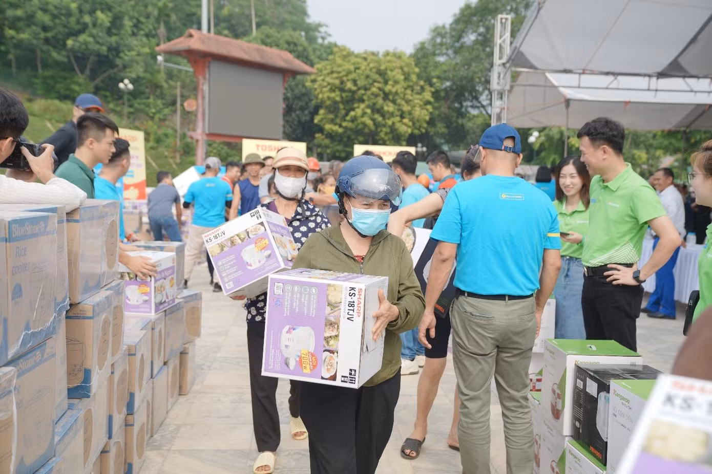 Món quà của Điện máy Xanh đã được trao đúng lúc, ngay thời điểm bà con cần kiến thiết lại cuộc sống sau những thiệt hại, mất mát của cơn bão vừa qua