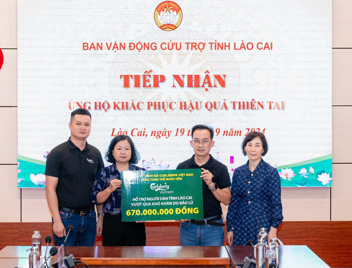 Đại diện Carlsberg Việt Nam, công đoàn công ty và Nhà phân phối của Carlsberg tại Lào Cai trao số tiền 670 triệu hỗ trợ người dân Lào Cai sau bão lũ