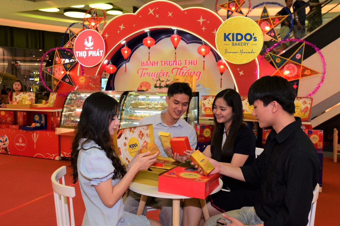 Trung thu không chỉ là dịp để nhớ về quá khứ mà còn là cơ hội để chúng ta nhìn về tương lai, nơi những giá trị văn hóa vẫn được bảo tồn và phát huy trong cuộc sống hiện đại, nhất là đối với thế hệ trẻ - Những người sẽ tiếp nối giá trị truyền thống của dân tộc