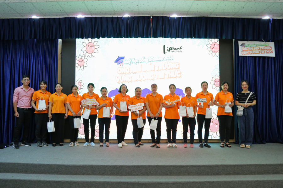 Các chị Tasker nhận thưởng cho con tại sự kiện tổng kết chương trình “Học bổng bTaskee” năm 2024. Các chị Tasker nhận thưởng cho con tại sự kiện tổng kết chương trình “Học bổng bTaskee” năm 2024.