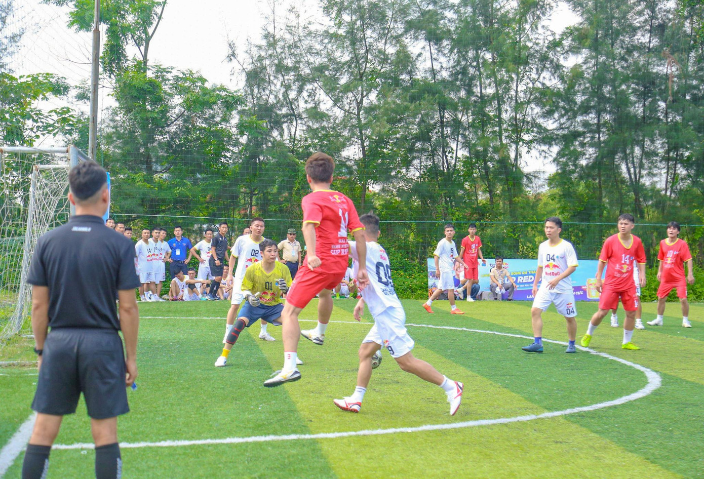 Một trận bóng trong khuôn khổ “Ngày hội thanh niên công nhân - Lan tỏa năng lượng tích cực”