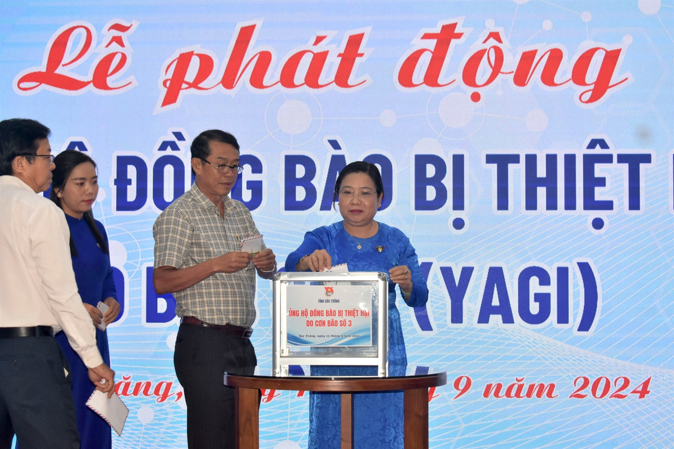 Lãnh đạo Tỉnh ủy, UBND tỉnh Sóc Trăng cùng lãnh đạo các sở, ngành quyên góp ủng hộ đồng bào bị thiệt hại do bão số 3