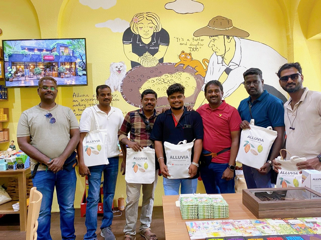 Khách du lịch Ấn Độ chụp hình kỷ niệm tại cửa hàng Thương xá TAX, 74-74B Lê Lợi, Q1. Ảnh: SATRA Khách du lịch Ấn Độ chụp hình kỷ niệm tại cửa hàng Thương xá TAX, 74-74B Lê Lợi, Q1. Ảnh: SATRA