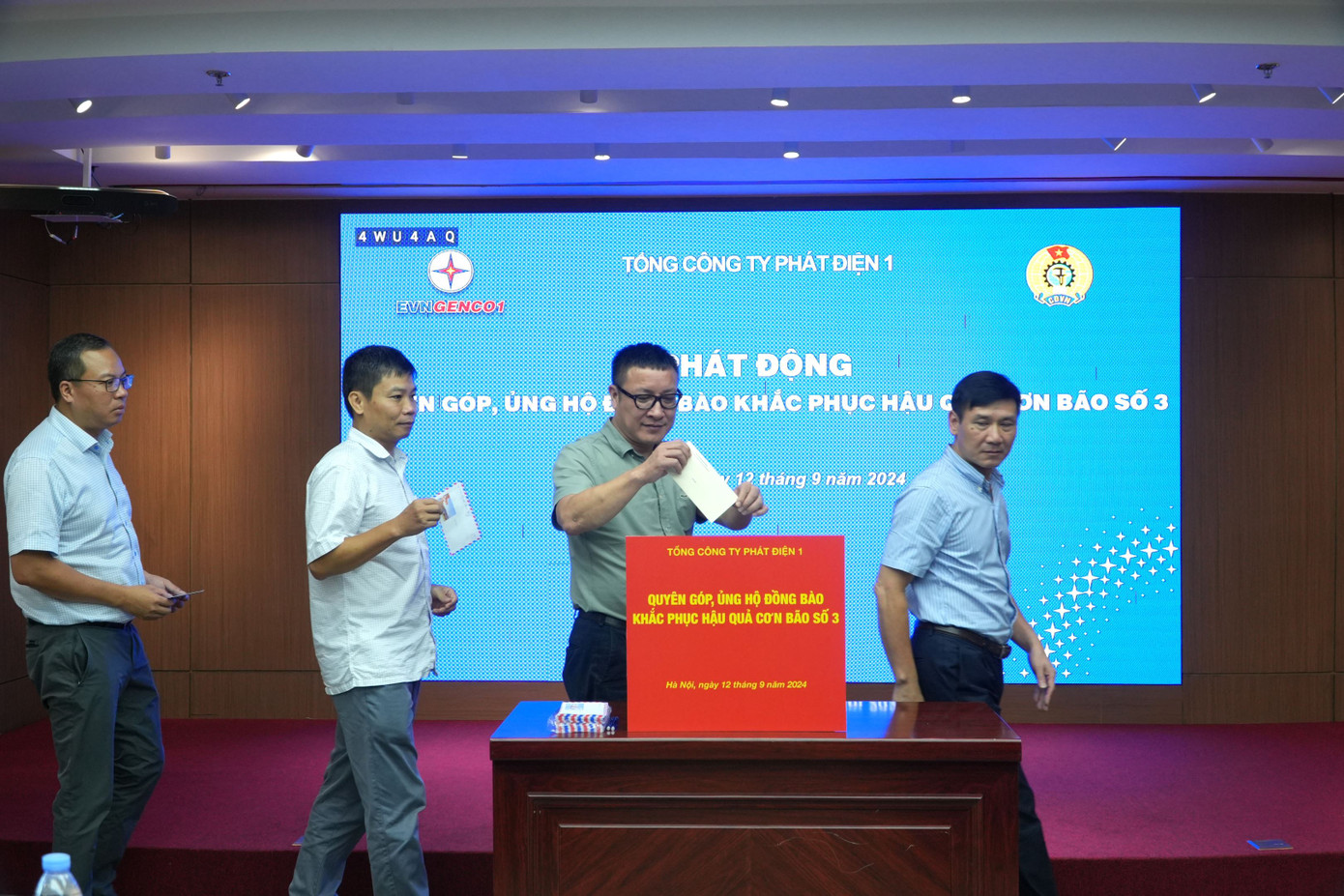 Các đồng chí trong Ban lãnh đạo Tổng công ty tham gia ủng hộ đồng bào bị thiệt hại do bão, lũ gây ra Các đồng chí trong Ban lãnh đạo Tổng công ty tham gia ủng hộ đồng bào bị thiệt hại do bão, lũ gây ra