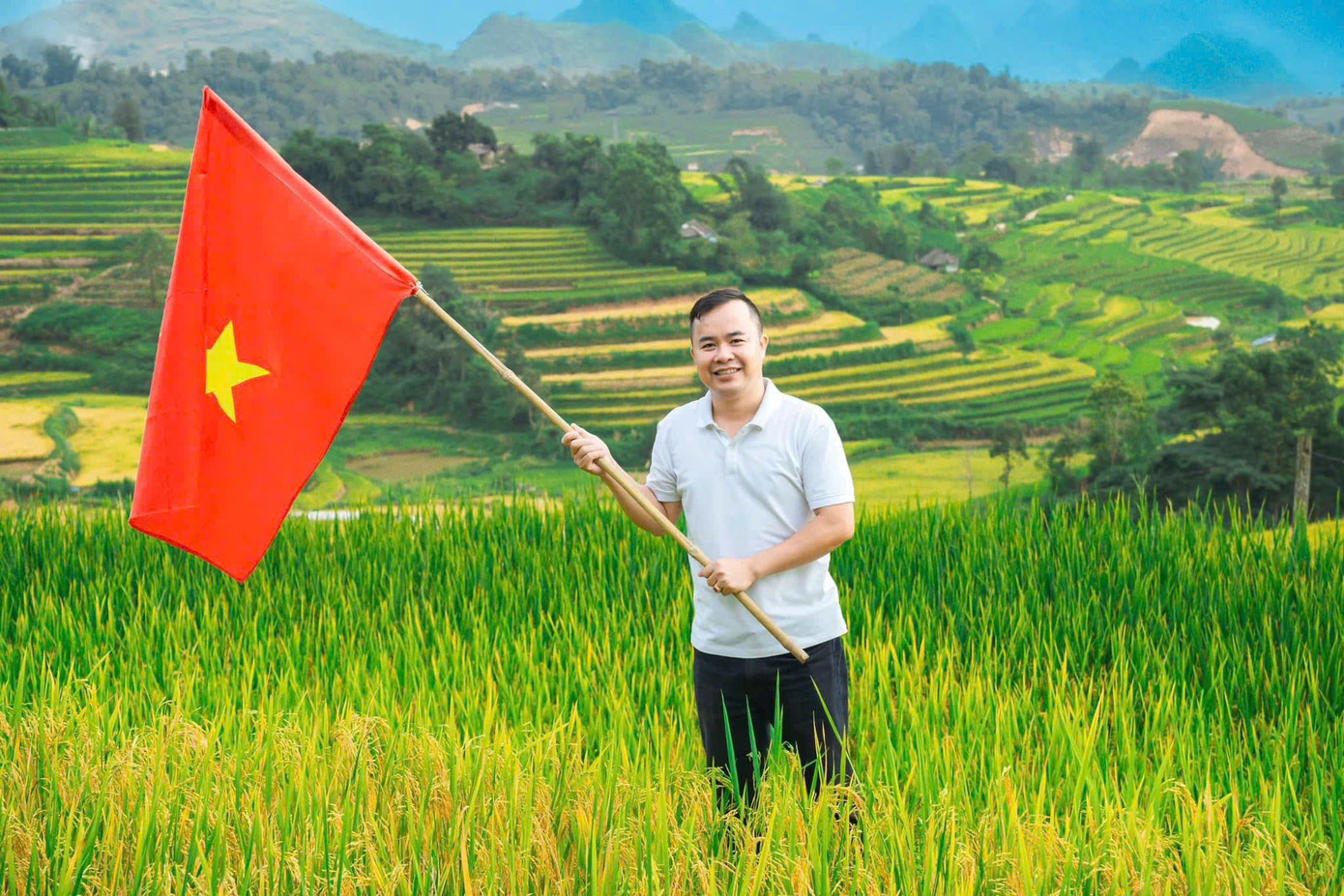 Cánh đồng Tả Lèng thu hút nhiều du khách đến chụp ảnh làm kỷ niệm.