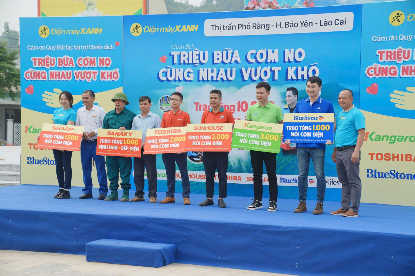 Đại diện Điện máy Xanh và các nhãn hàng đã đến trao 10.000 nồi cơm điện cho bà con bị ảnh hưởng bởi bão Yagi vừa qua