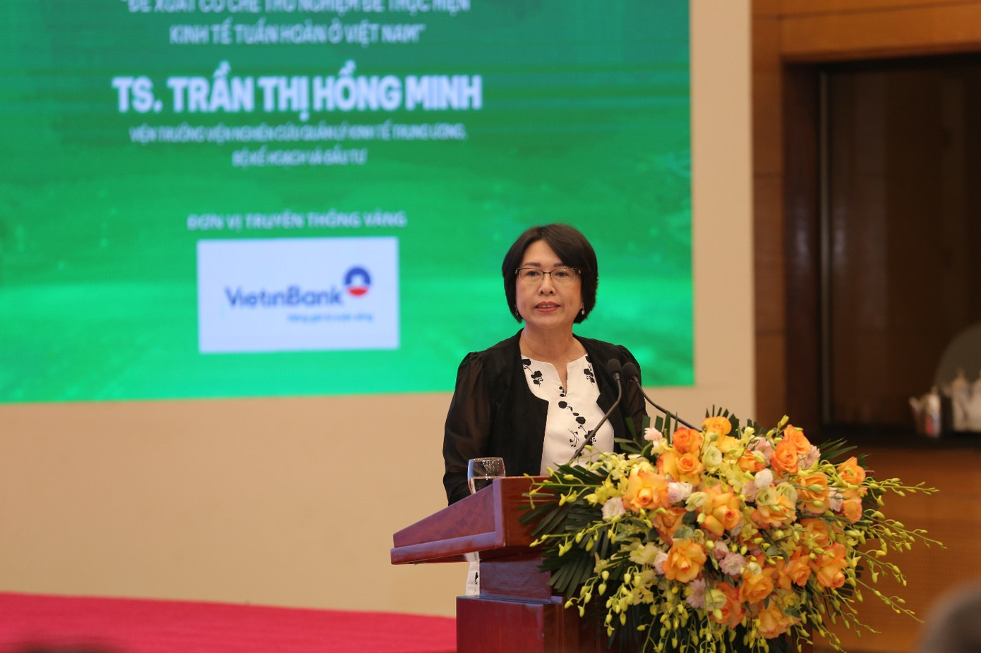 TS. Trần Thị Hồng Minh trình bày tham luận với chủ đề “Đề xuất cơ chế thử nghiệm để thực hiện kinh tế tuần hoàn ở Việt Nam”