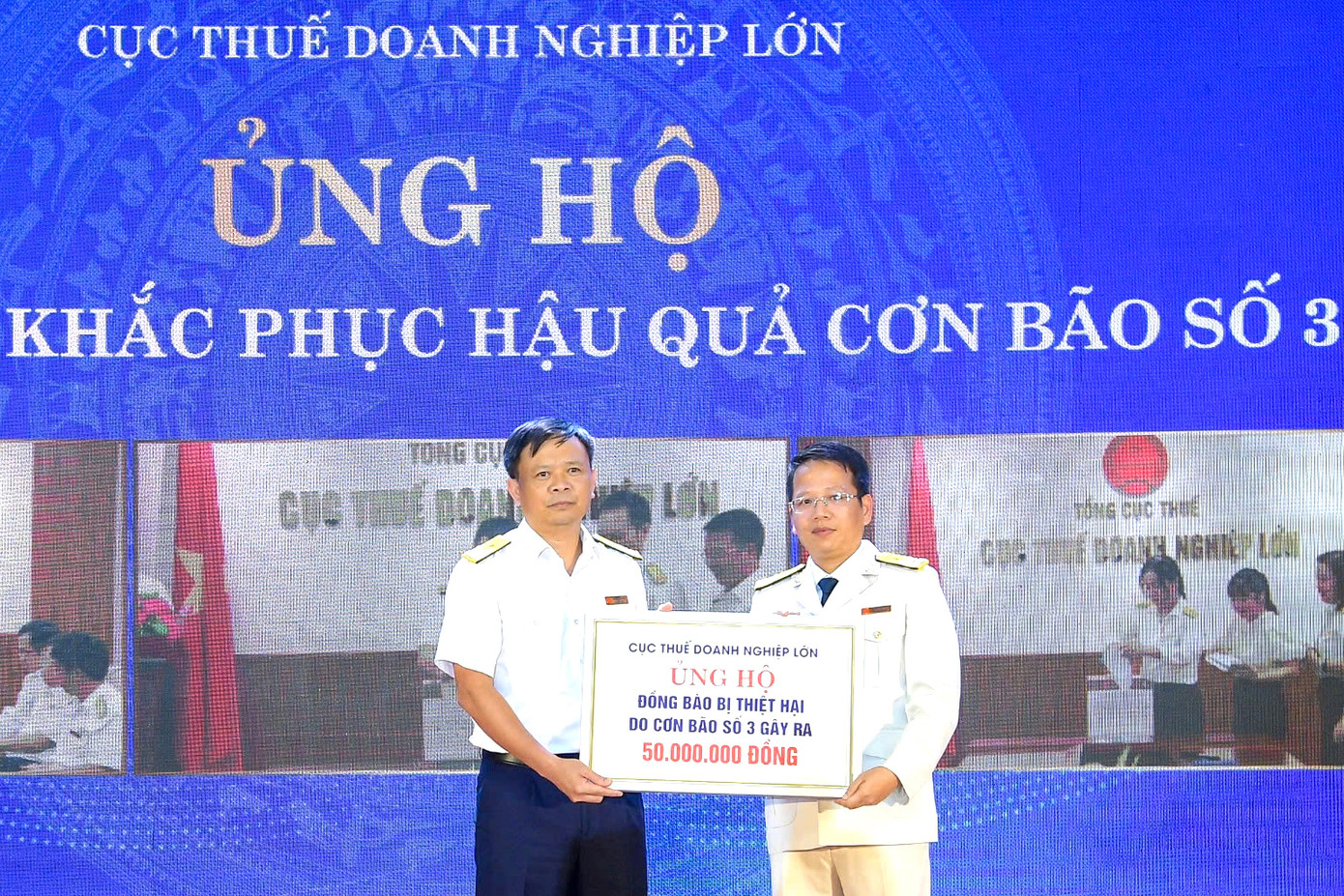 Tại buổi lễ, Công đoàn cơ sở Cục Thuế DNL thông qua Công đoàn cơ quan Tổng cục Thuế ủng hộ hỗ trợ đồng bào các tỉnh phía Bắc chịu thiệt hại bởi cơn bão số 3 vừa qua