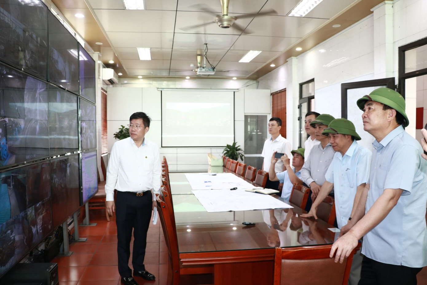 Đồng chí Ngô Hoàng Ngân - Bí thư Đảng ủy, Chủ tịch HĐTV TKV và lãnh đạo Tập đoàn kiểm tra công tác khắc phục hậu quả bão số 3 tại Than Thống Nhất