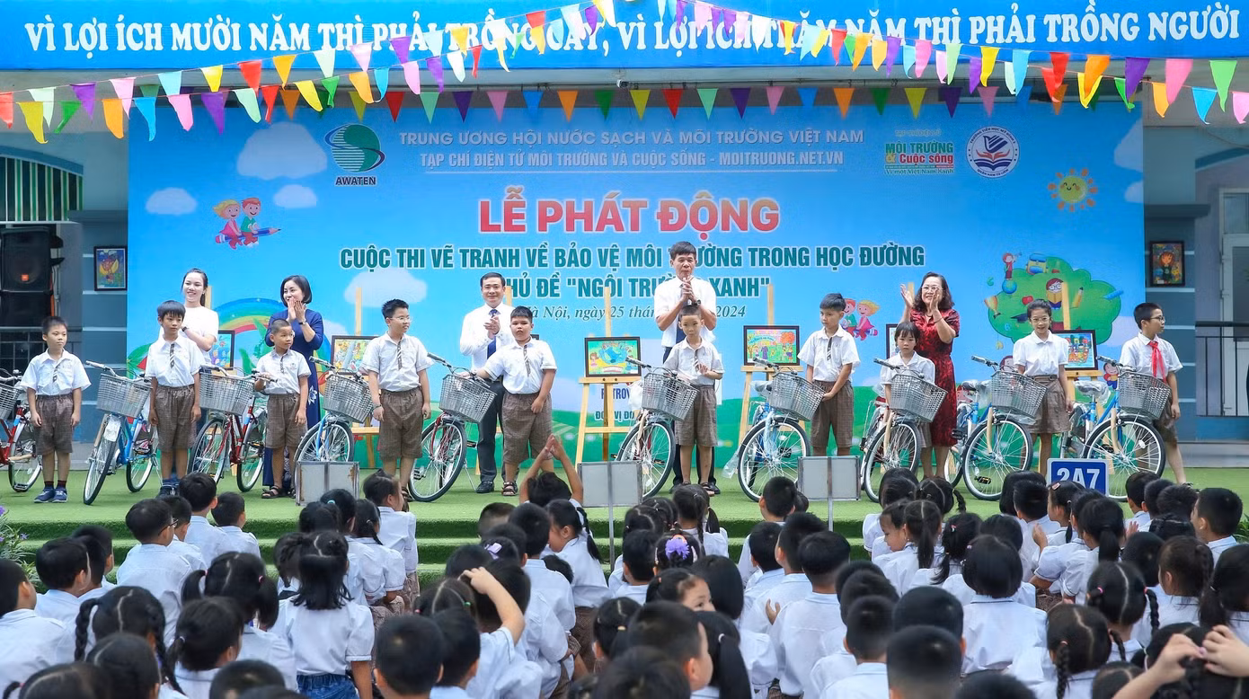 Tại buổi lễ phát động, Tạp chí điện tử Môi trường và Cuộc sống trao 10 phần quà là 10 chiếc xe đạp cho các em học sinh có hoàn cảnh khó khăn có thành tích học tập tốt