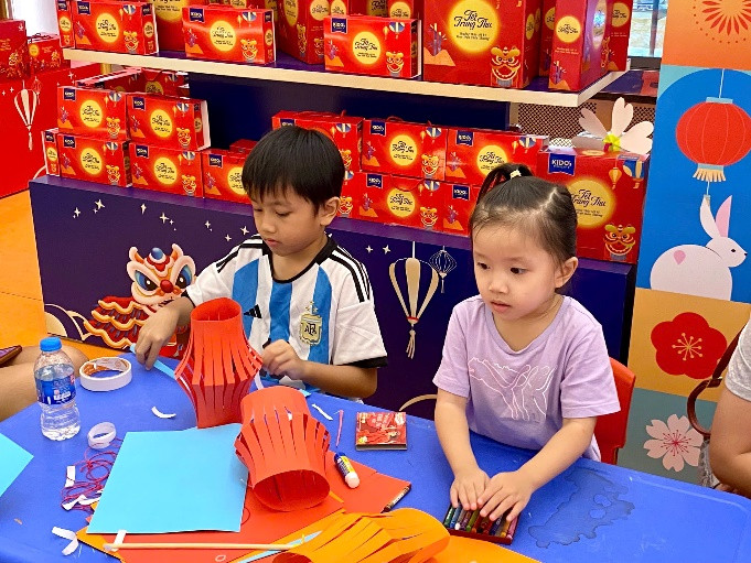 Không chỉ nghệ nhân ở các làng nghề muốn tiếp nối truyền thống cho thế hệ con cháu mà các phụ huynh dịp này cũng dẫn con đến các trung tâm thương mại, hướng dẫn con cách làm lồng đèn đón cỗ mùa Trăng