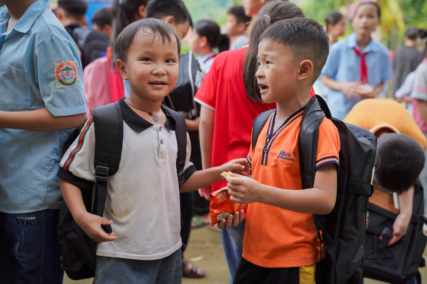 Các em học sinh vùng lũ Bảo Yên hân hoan trước sự quan tâm của đoàn thiện nguyện