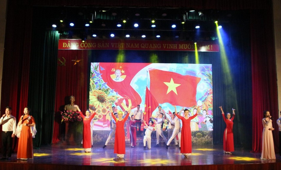 Cất cao tiếng hát mừng 70 năm thành lập Đảng ủy Khối CCQ tỉnh Lạng Sơn.