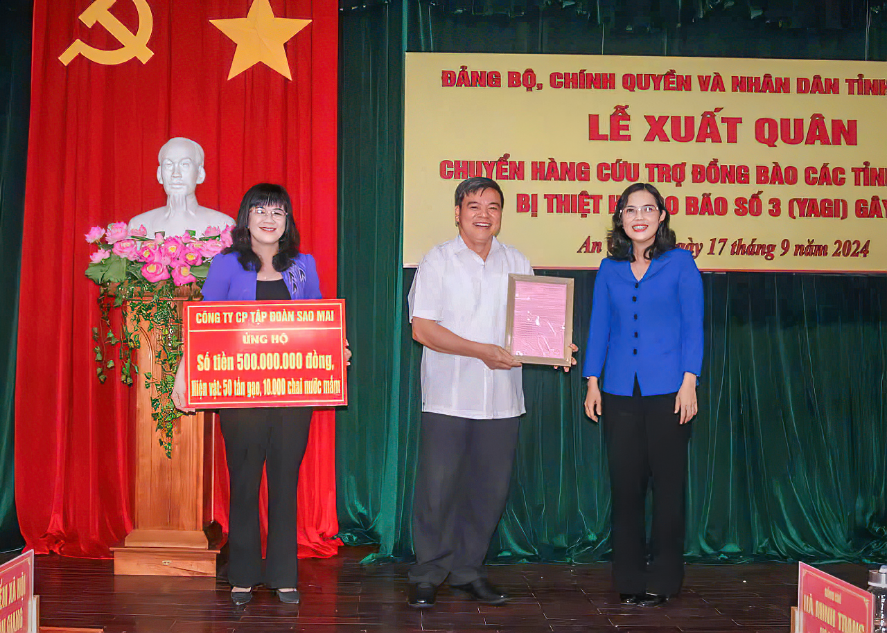 Bà Đặng Thị Hoa Rây - Chủ tịch UBMTTQ Việt Nam tỉnh An Giang (áo xanh) trao thư cảm ơn đến Tập đoàn Sao Mai đã ủng hộ