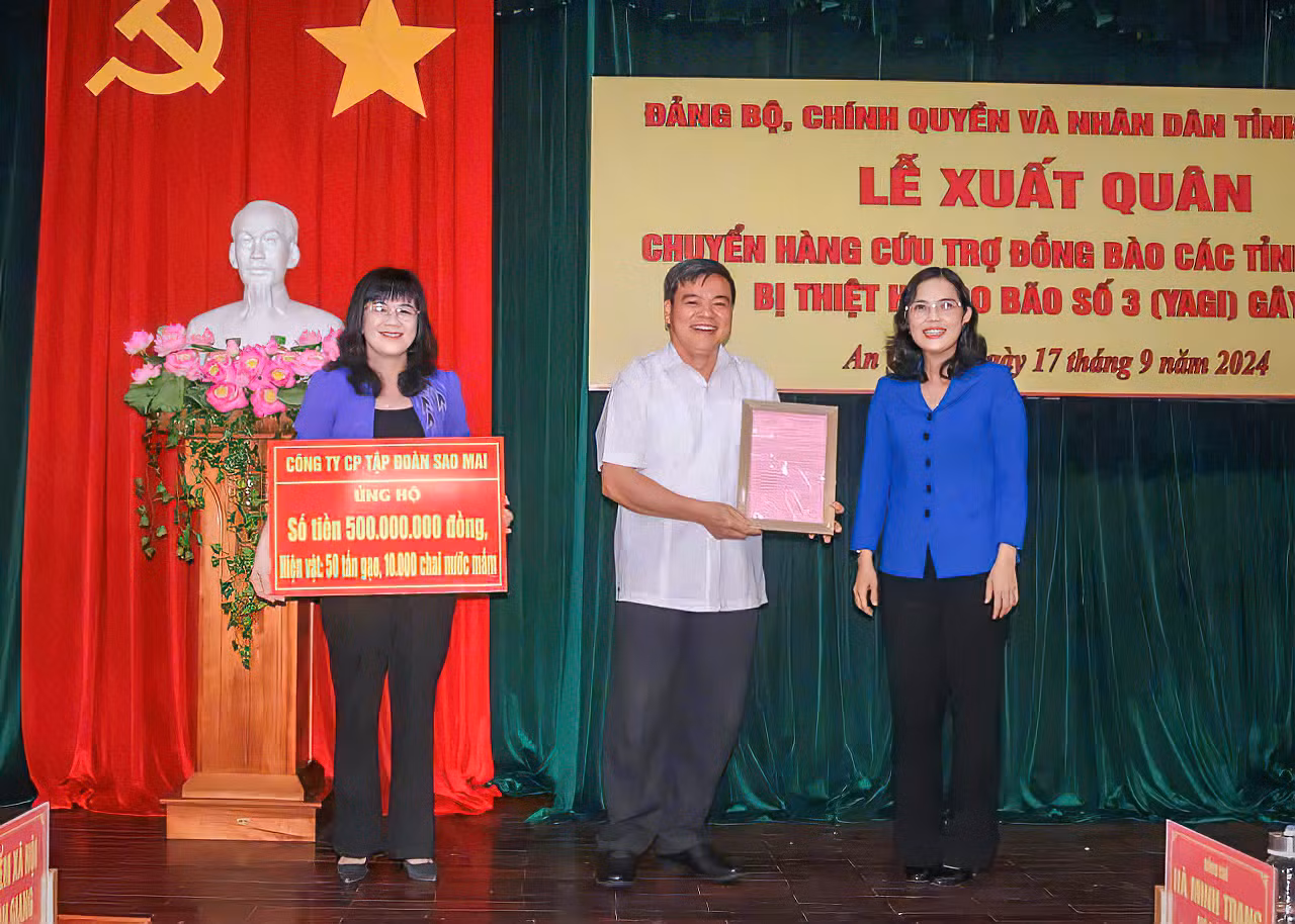 Bà Đặng Thị Hoa Rây - Chủ tịch UBMTTQ Việt Nam tỉnh An Giang (áo xanh) trao thư cảm ơn đến Tập đoàn Sao Mai đã ủng hộ