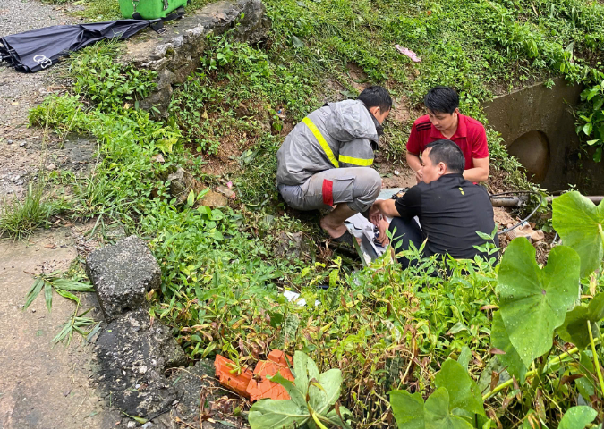 Nhóm kỹ thuật hàn cáp ở phường Hoành Bồ sáng 8/9.