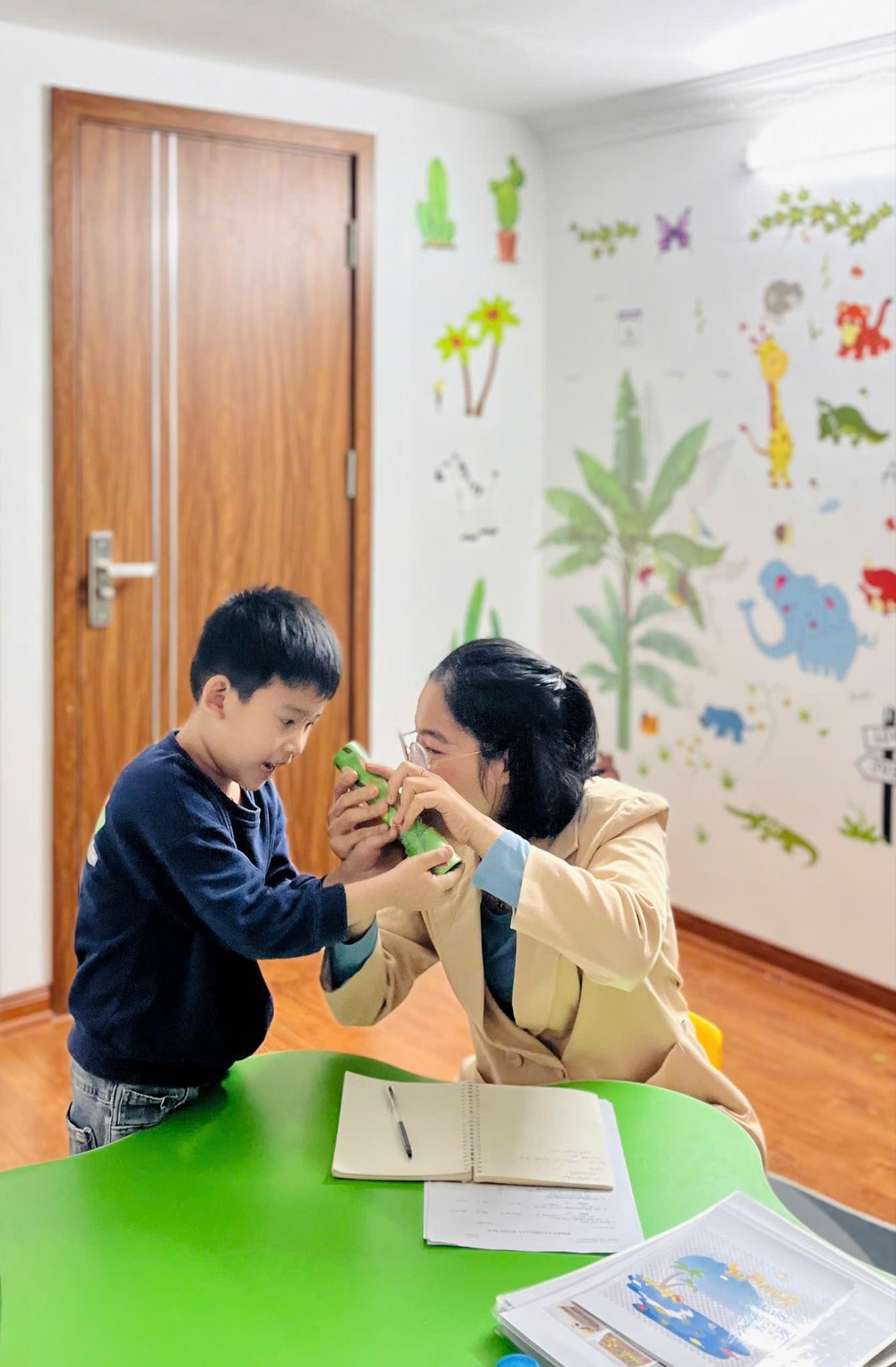 Hà Bích Hảo trong một buổi dạy học Hà Bích Hảo trong một buổi dạy học