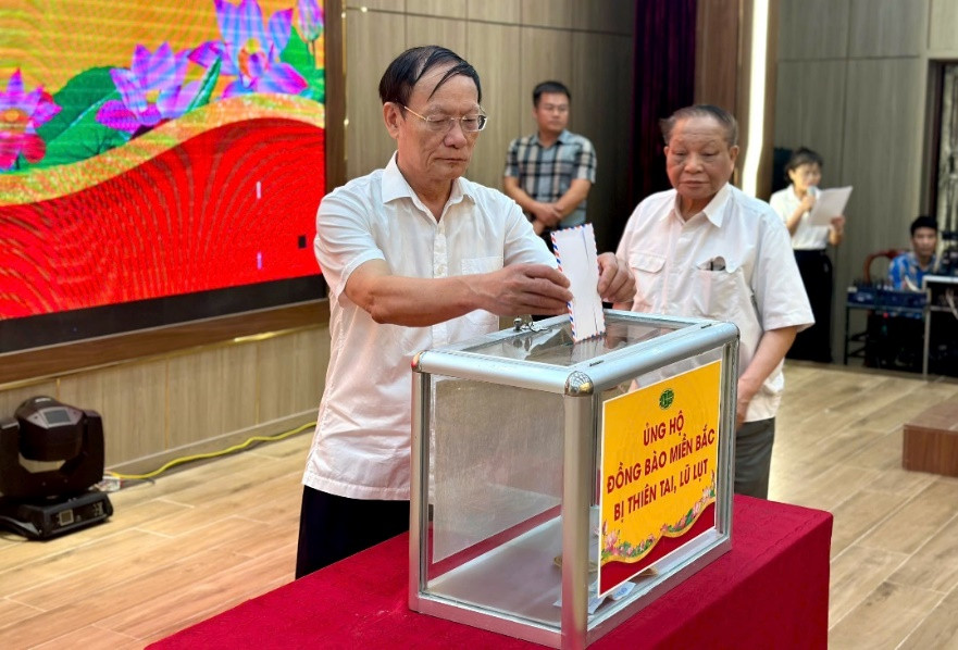 Ban Giám hiệu hưởng ứng ủng hộ đồng bào miền bắc bị thiên tai lũ lụt