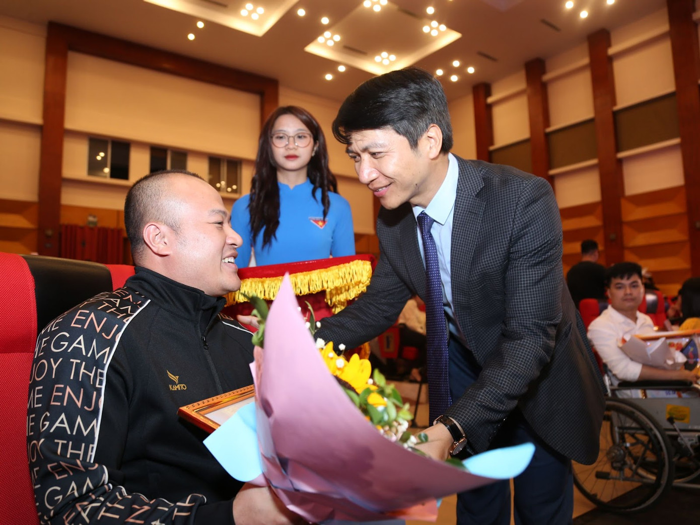 Ban tổ chức chương trình Tỏa sáng nghị lực Việt trao bằng khen cho tấm gương khuyết tật tiêu biểu của năm 2023 Ban tổ chức chương trình Tỏa sáng nghị lực Việt trao bằng khen cho tấm gương khuyết tật tiêu biểu của năm 2023