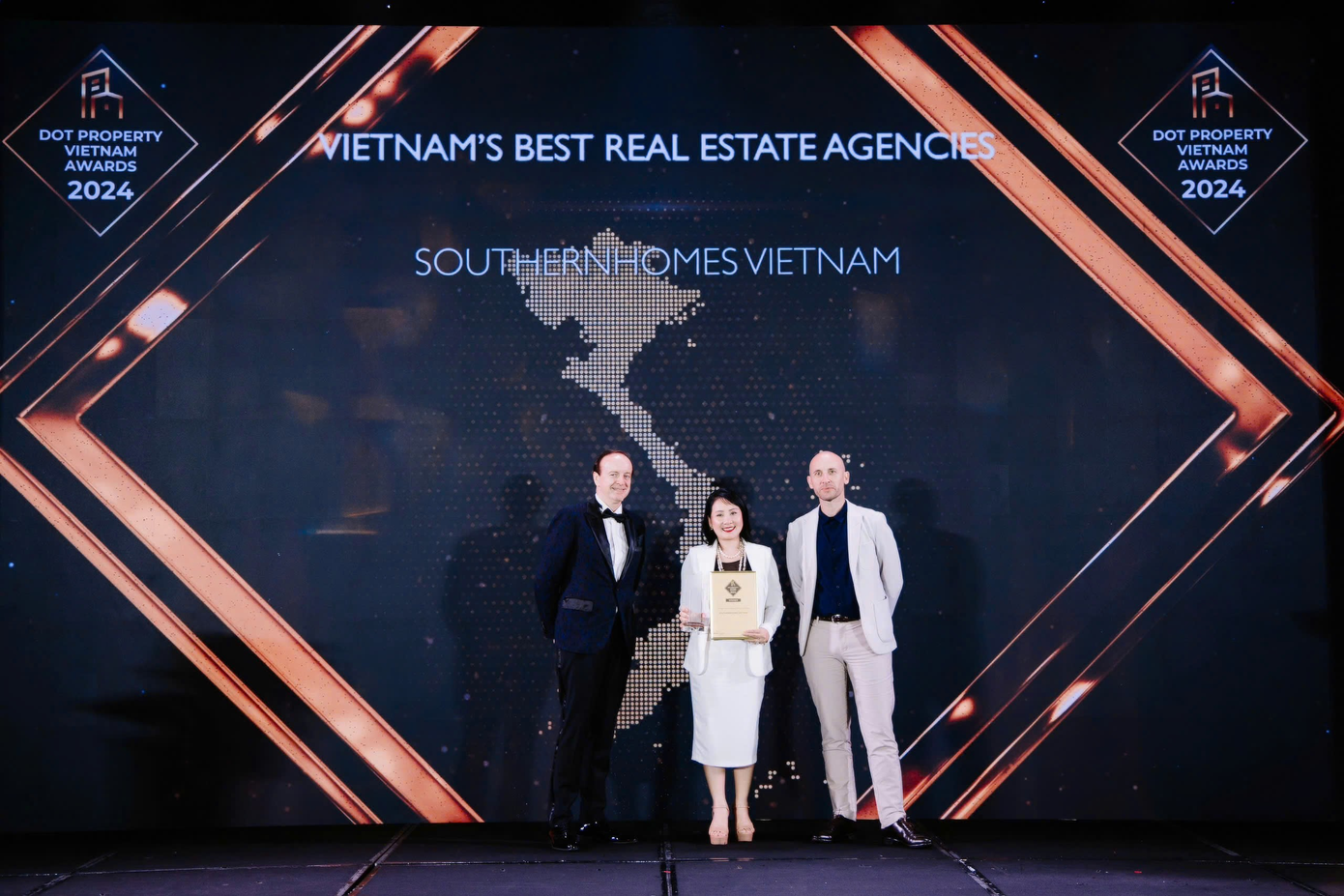 Đại diện SouthernHomes Việt Nam nhận giải thưởng Vietnam’s Real Estate Agencies