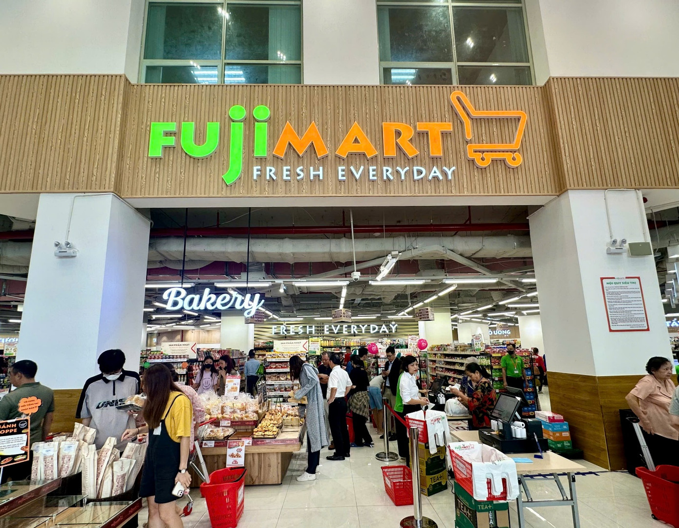 FujiMart Trung Yên có không gian hiện đại, cung cấp đầy đủ mặt hàng tiêu dùng thiết yếu cho người dân thủ đô.