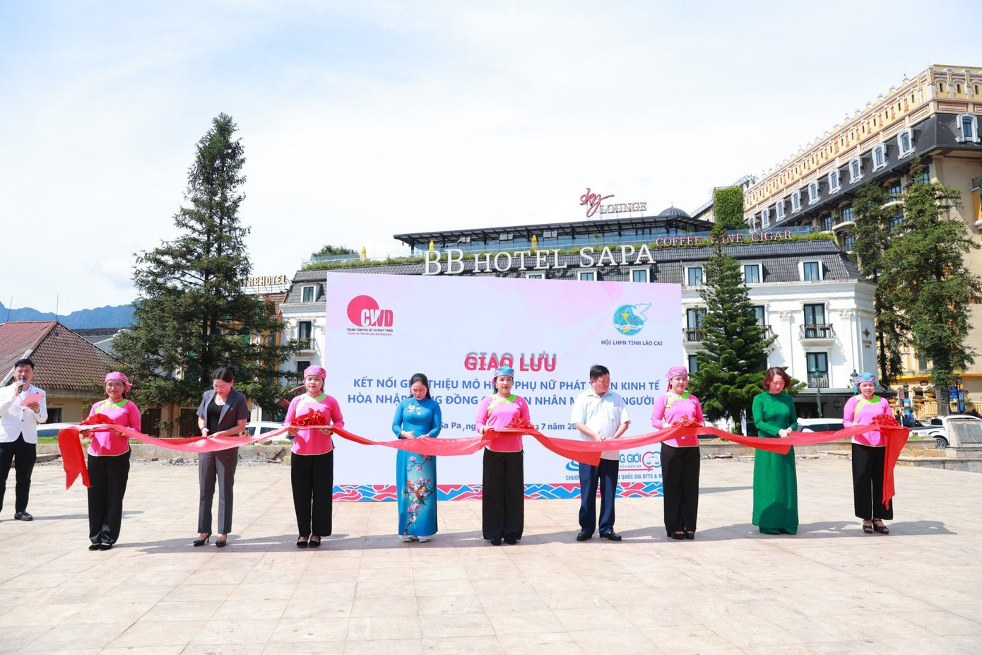 Các đại biểu cắt băng khai mạc hoạt động trước sự chứng kiến của đông đảo du khách tại TX. Sapa Các đại biểu cắt băng khai mạc hoạt động trước sự chứng kiến của đông đảo du khách tại TX. Sapa