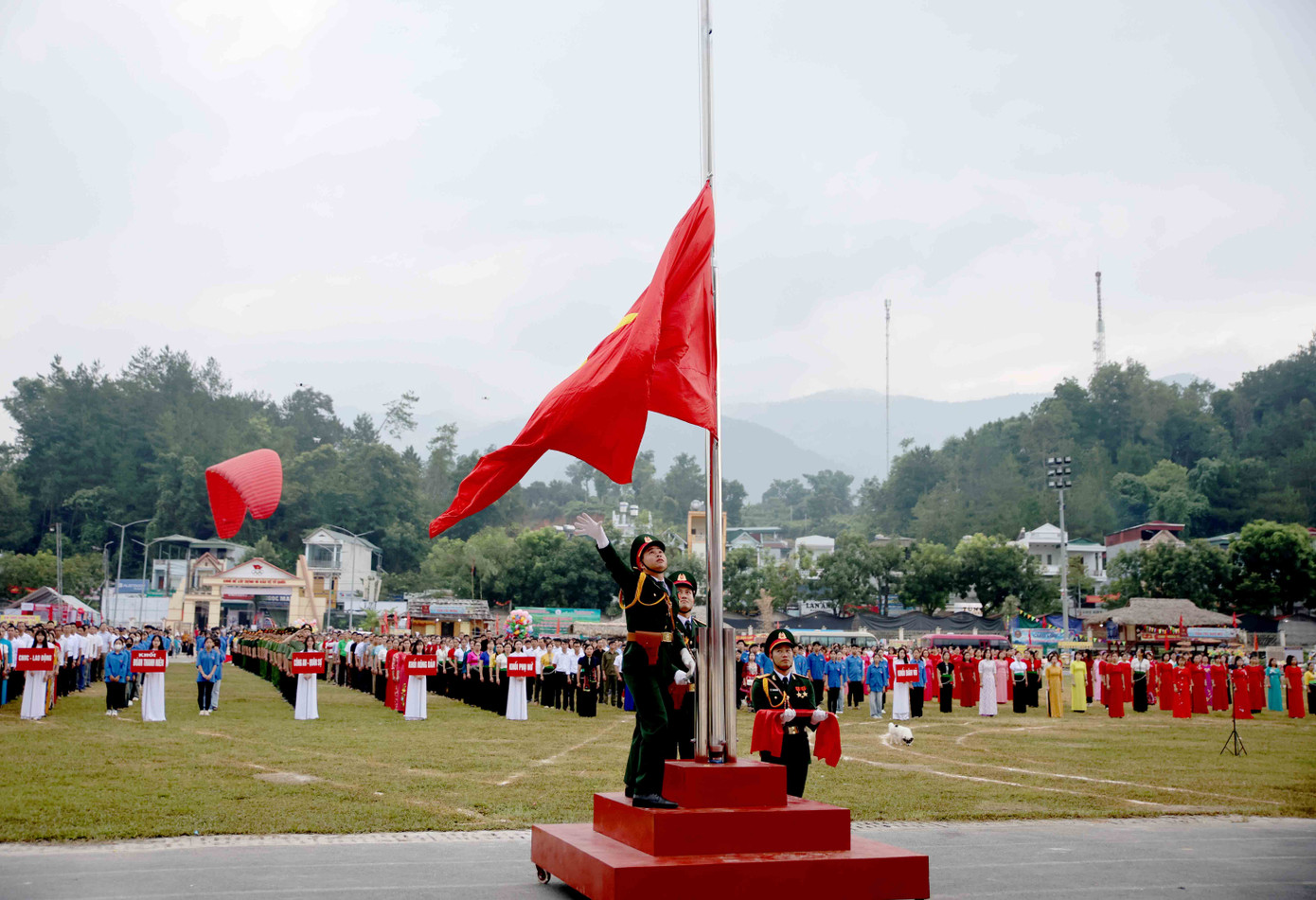 Lá cờ Tổ quốc được tung ra từ đội Hồng kỳ cùng tiếng hát Quốc ca Việt Nam vang lên thể hiện niềm tự hào Lá cờ Tổ quốc được tung ra từ đội Hồng kỳ cùng tiếng hát Quốc ca Việt Nam vang lên thể hiện niềm tự hào