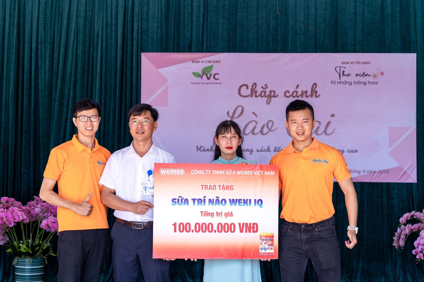 Đại diện công ty Wemee Việt Nam trao tặng sữa Weki IQ cho Ban giám hiệu trường PTDTBT Tiểu học xã Nàn Sán