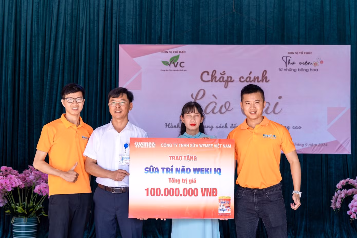Đại diện công ty Wemee Việt Nam trao tặng sữa Weki IQ cho Ban giám hiệu trường PTDTBT Tiểu học xã Nàn Sán