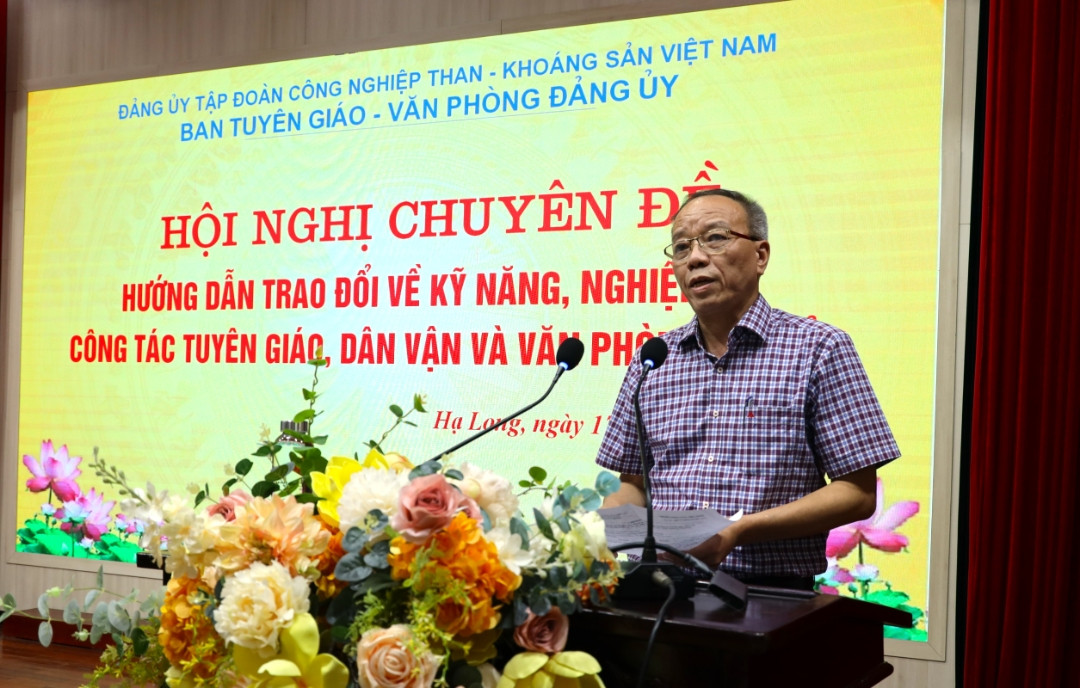 Đ/c Khuất Mạnh Thắng - Phó Bí thư Thường trực Đảng ủy Tập đoàn TKV phát biểu tại hội nghị