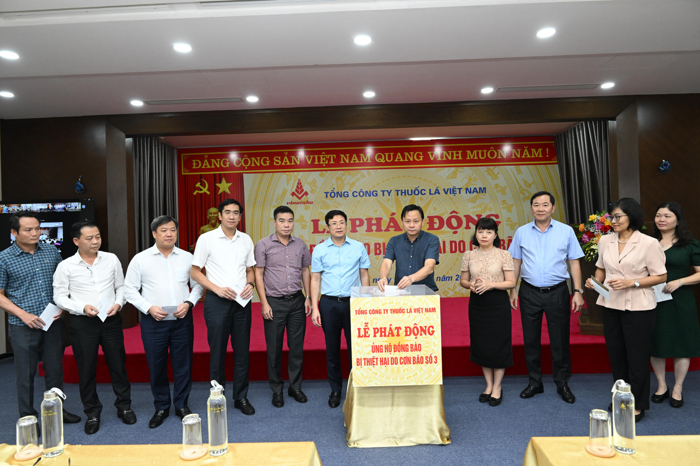 Ban lãnh đạo Tổng Công ty quyên góp ủng hộ