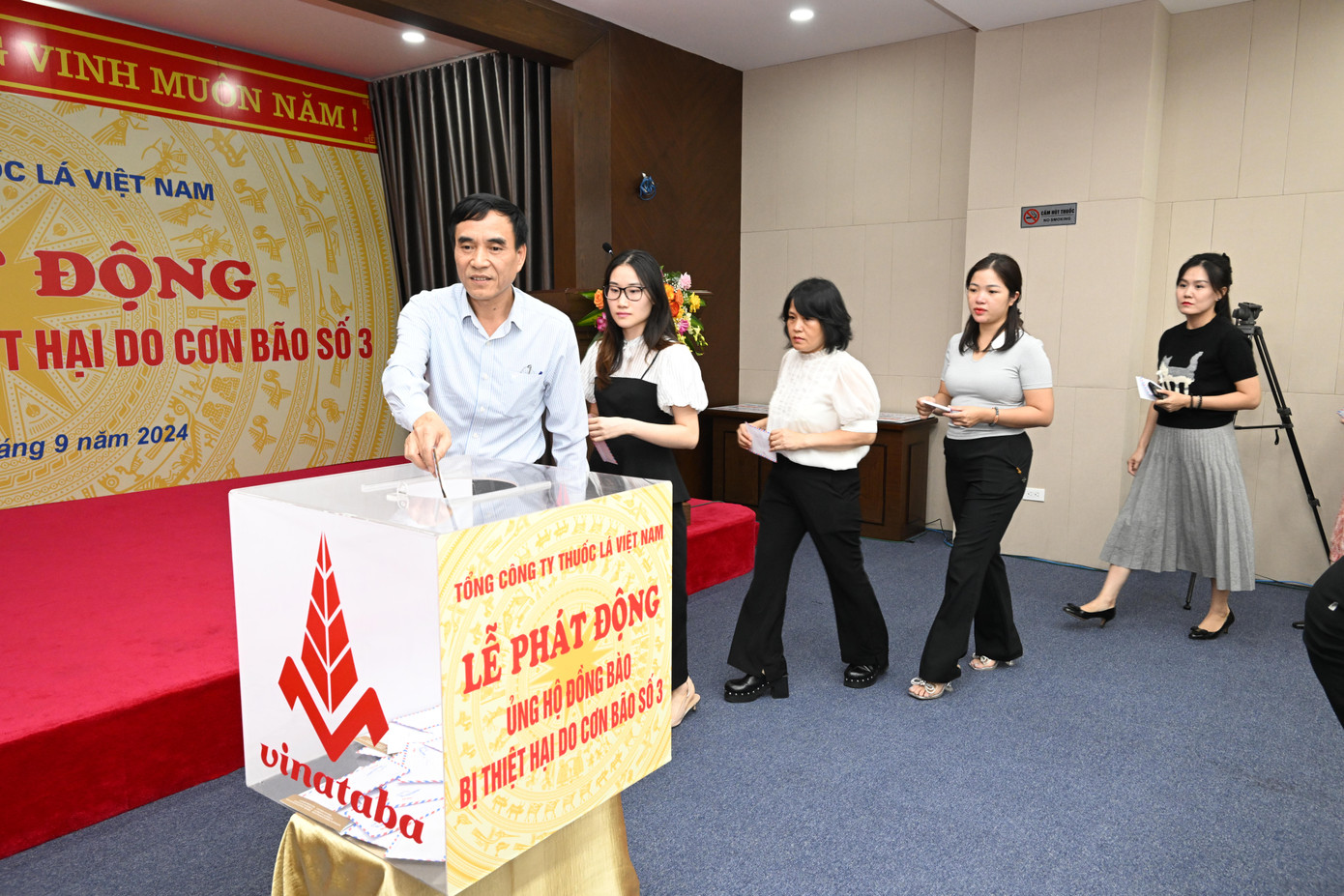 Mỗi cá nhân người lao động trong Tổng Công ty ủng hộ 1 ngày lương