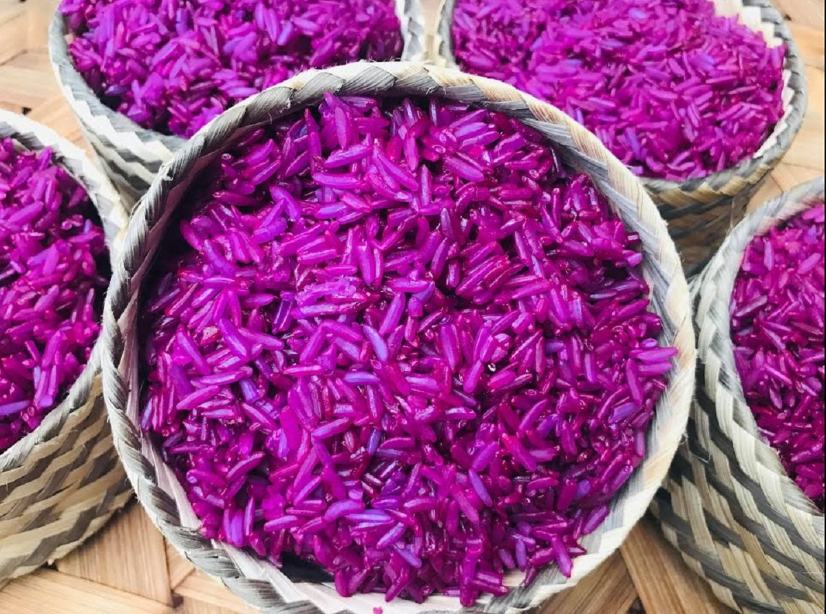 Xôi tím là món ăn mang màu sắc rực rỡ và hương vị thơm ngon, tiêu biểu cho ẩm thực Lai Châu